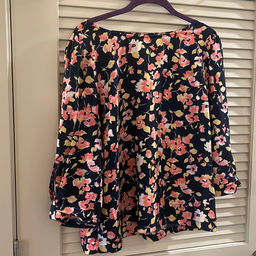 ⏩ Flattering Floral Blouse